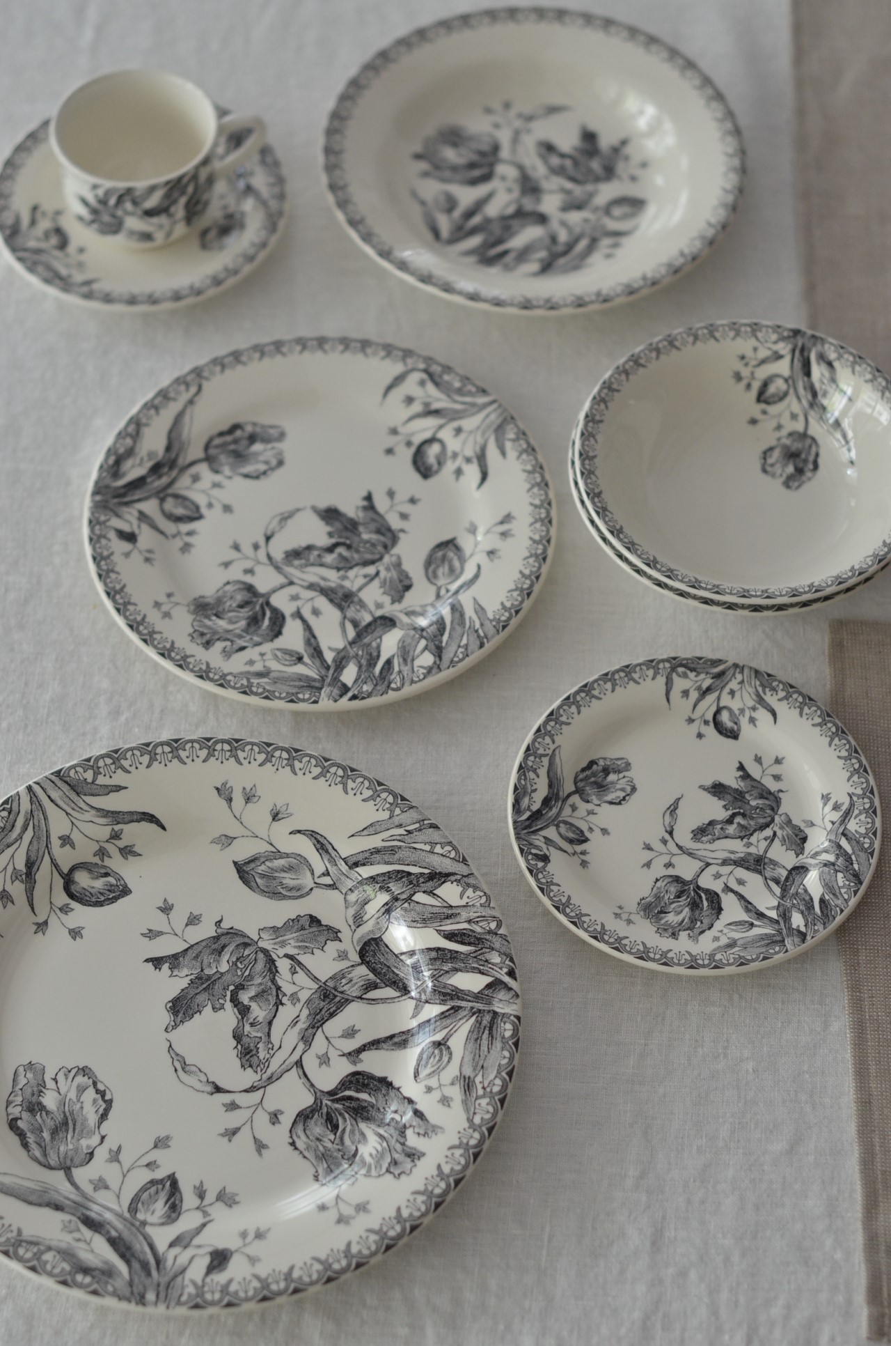 { Gienfrance } TULIPES 餐盤 27.4cm