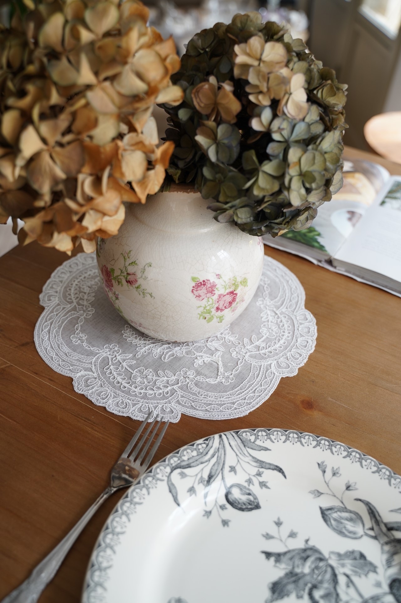 {ROLANDE.D} ∞ 蕾絲圓形蕾絲桌墊 30cm (兩色)