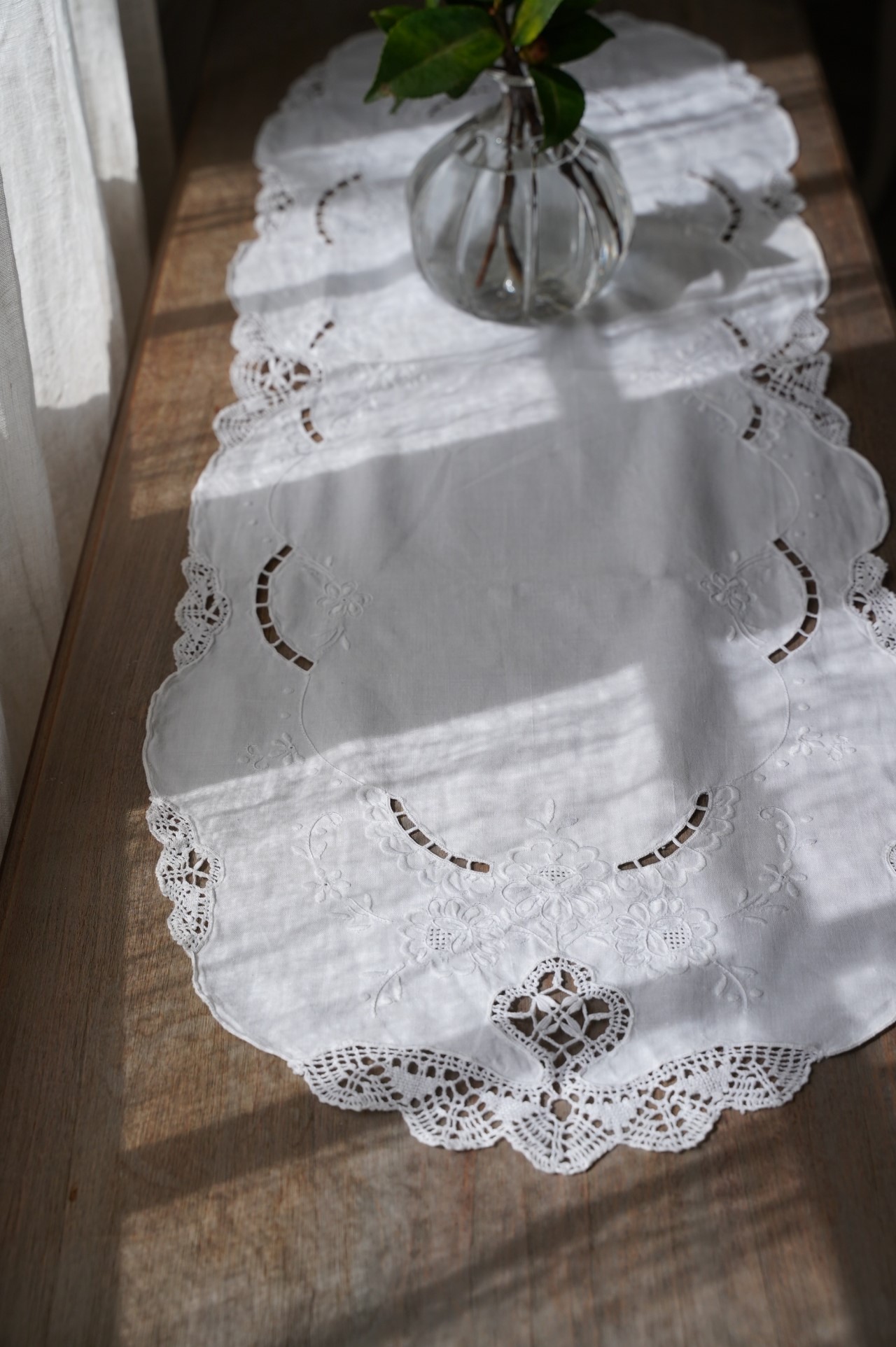 {法國古董} ∞ 刺繡白桌旗 ∞ 33x100cm 
