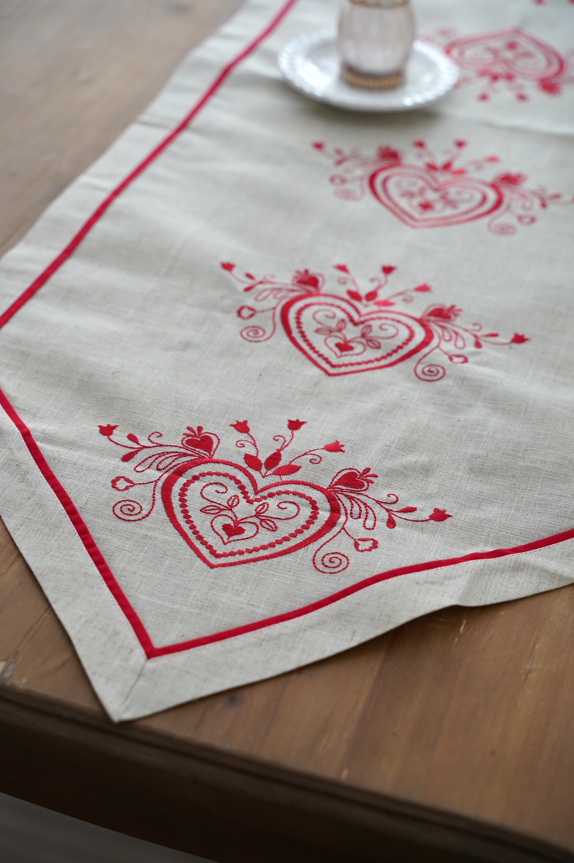 {ROLANDE.D} ∞ 紅愛心刺繡桌旗 50x150cm
