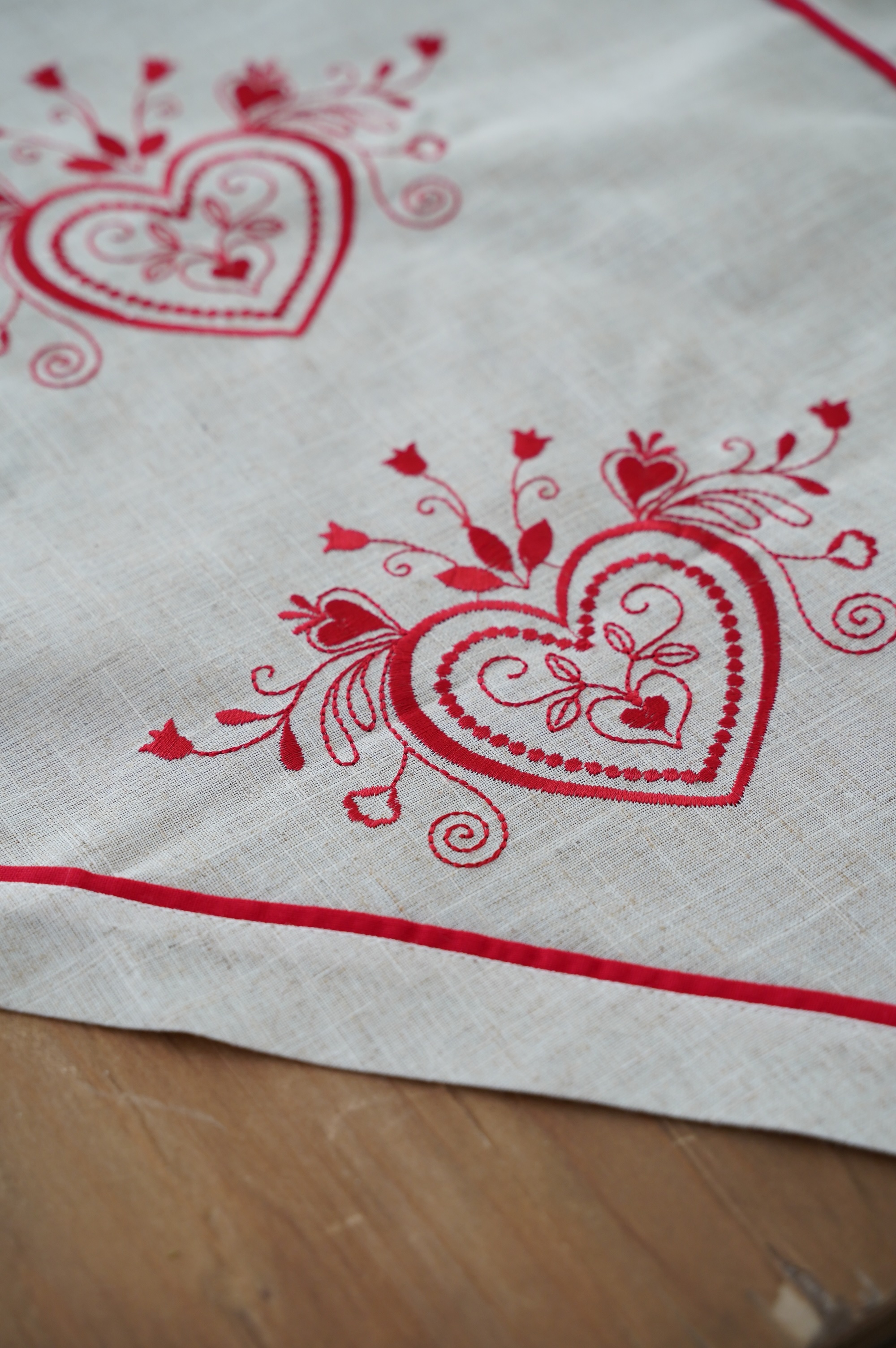 {ROLANDE.D} ∞ 紅愛心刺繡桌旗 50x150cm