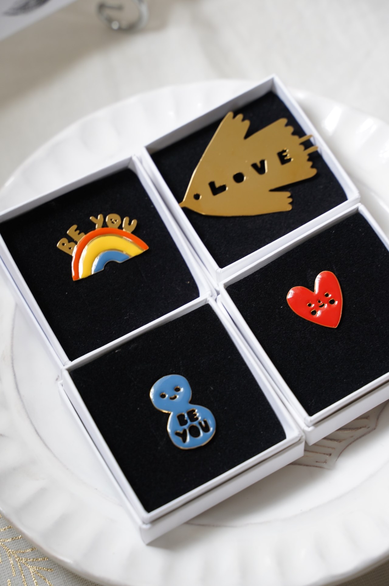 {Titlee} ∞  SUZY ULTMAN 系列別針（四款）