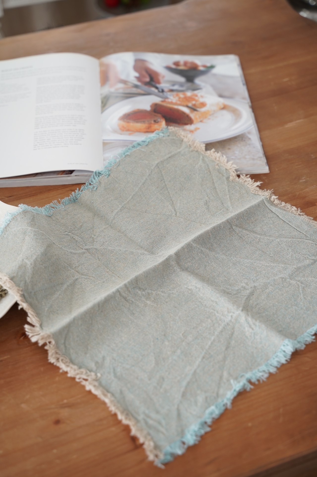 {Charvet Editions} ∞CANYON 亞麻方巾 ∞ 40x40cm  (2色) 